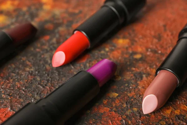 Lápices Labiales Diferentes Tonos Sobre Fondo Color — Foto de Stock