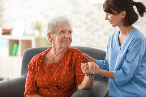 Young Nurse Visiting Elderly Woman Home — Stock Photo, Image