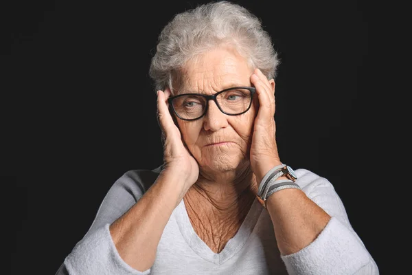 Depresso Donna Anziana Sfondo Scuro — Foto Stock