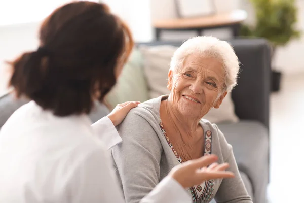 Giovane Medico Visita Donna Anziana Casa — Foto Stock