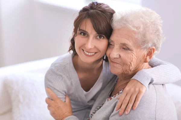 Feliz Anciana Con Hija Casa —  Fotos de Stock