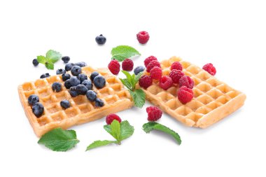 Beyaz arka plan üzerinde çilek ile lezzetli waffle