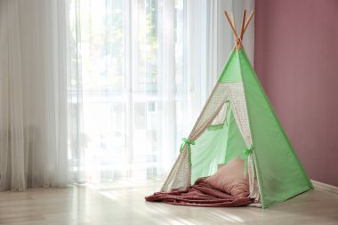 Oda penceresinde yakınındaki çocuklar için rahat oyun çadırı