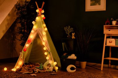 Oda iç parlayan garland ile çocuklar için rahat oyun çadırı