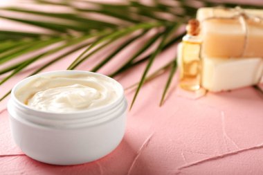 Renk tablosu üzerinde vücut kremi ile jar