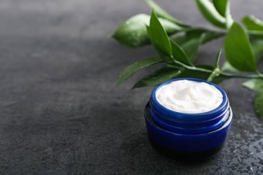 Vücut kremi karanlık tablo ile jar