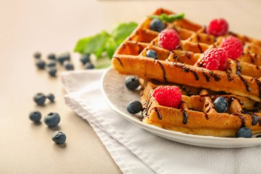 Çilek ve çikolata sosu plaka ile lezzetli waffle