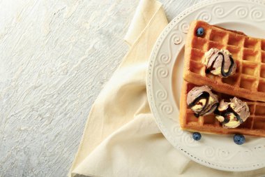 Dondurma ve plaka üzerinde yaban mersini ile lezzetli waffle