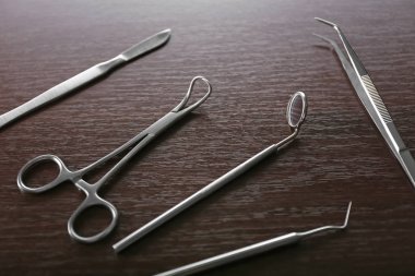 Dişçi araçlar ahşap arka plan üzerinde