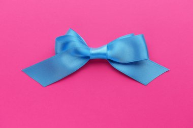 Mavi şerit üzerinde renk arka plan yapılmış güzel yay