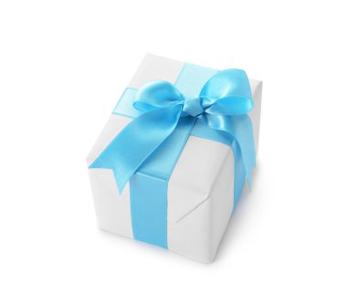 Beyaz arkaplanda mavi kurdeleli hediye kutusu