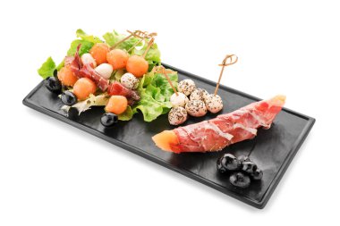 Lezzetli kavun, jambon ve beyaz arka plan üzerinde mozzarella peyniri ile plaka