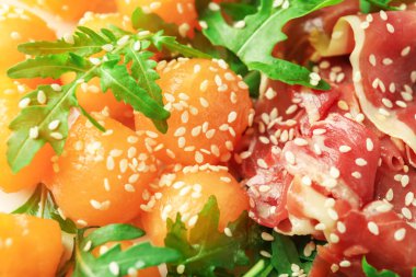 Kavun topları ve prosciutto, closeup ile lezzetli salata