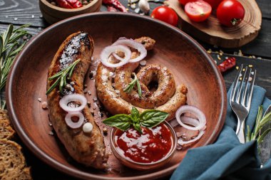 Lezzetli kızarmış sosis tabakta, closeup domates soslu