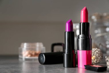 Ruj ve tablodaki diğer kozmetik