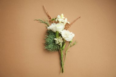 Renkli arkaplanda güzel çiçekler