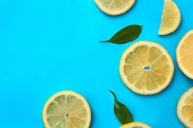 Renk arka plan üzerinde limon dilimleri ile düz yatıyordu kompozisyon