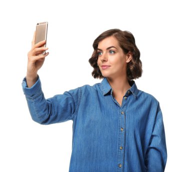 Selfie beyaz zemin üzerine alarak güzel genç kadın portresi