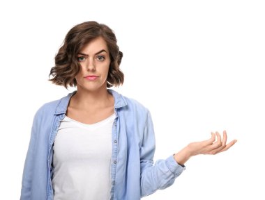 Bir şey beyaz arka plan üzerinde tutan güzel genç kadın portresi