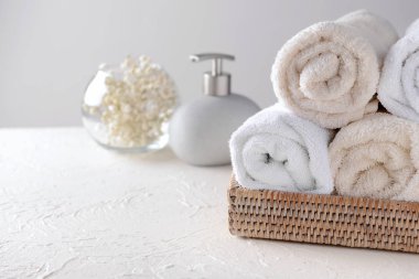 Masada haddelenmiş temiz havlu ile hasır tepsi