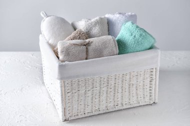 Masada haddelenmiş temiz havlu ile hasır sepet