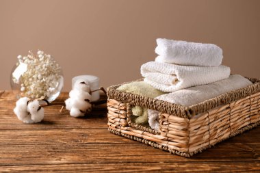 Ahşap masa temiz havlu ile hasır sepet