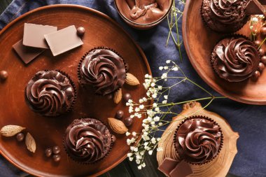 Lezzetli çikolata cupcakes masada, üstten görünüm