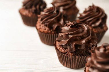 Beyaz ahşap masa üzerinde lezzetli çikolata cupcakes
