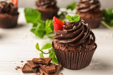 Beyaz ahşap masa üzerinde lezzetli çikolata cupcakes