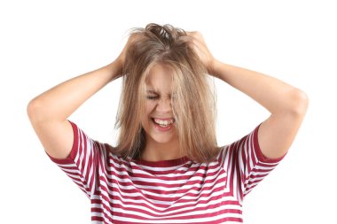 Beyaz arka planda stresli genç bir kadın