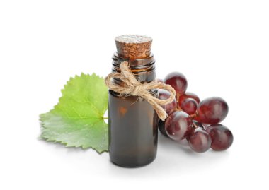 Beyaz arka plan üzerinde üzüm çekirdeği yağı ile şişe