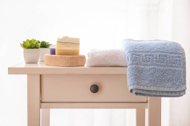 Temiz havlu ve sabun masada