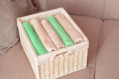 Divan temiz havlu ile hasır sepet
