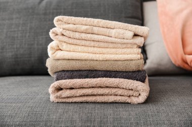 Divan temiz havlu yığını