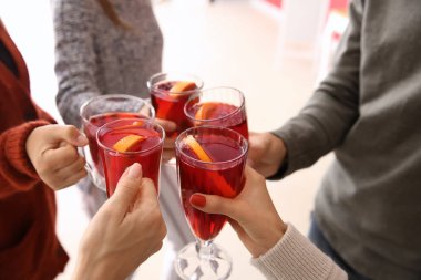 Partide lezzetli mulled şarap içme arkadaş