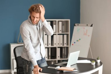 Yakışıklı işadamı ofiste baş ağrısı muzdarip vurguladı