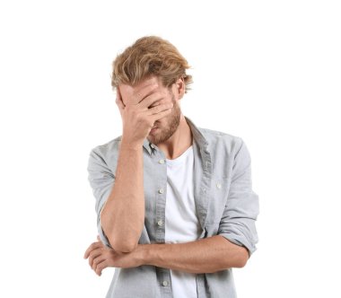 Beyaz arka plan üzerinde vurguladı adam portresi