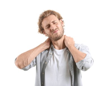 Beyaz arka plan üzerinde boyun ağrısı muzdarip adam