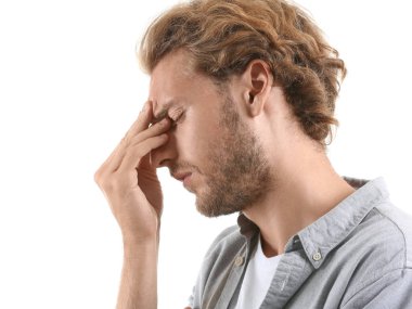 Beyaz arka plan üzerinde vurguladı adam portresi