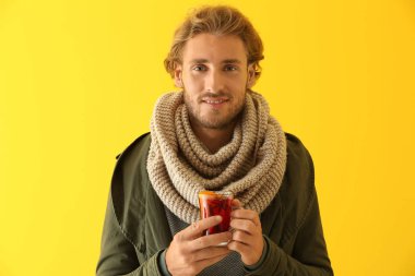 Cam fincan lezzetli mulled şarap renkli arka plan üzerinde olan adam