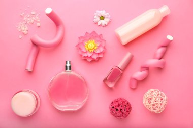 Pembe bir arka plan üzerinde kozmetik ile düz yatıyordu kompozisyon
