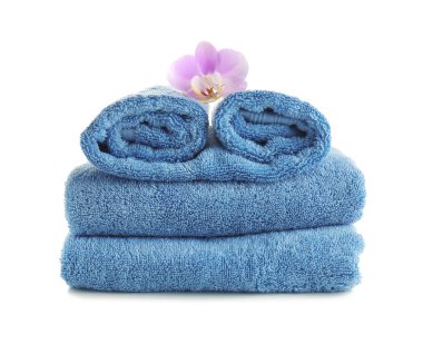 Beyaz arka plan üzerinde çiçek ile temiz yumuşak havlu yığını