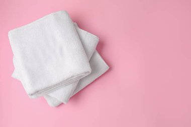 Renkli arka planda yumuşak havlular temizle