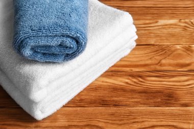 Ahşap masa temiz yumuşak havlu yığını