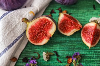 Olgun incir renk ahşap masa üzerinde kesmek