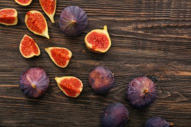 Ahşap masa üzerinde taze olgun incir