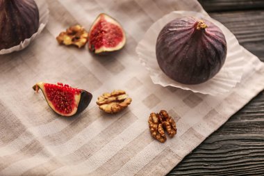 Taze olgun incir ceviz tablo ile