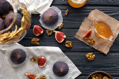 Taze olgun incir ceviz ve ballı ahşap tablo