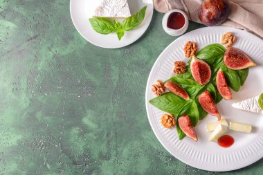 Olgun incir ve renk tablosu üzerinde peynir ile plaka