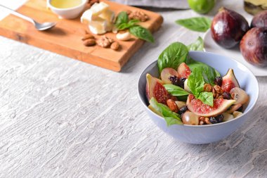 Lezzetli incirli salata üzerinde masa lambası ile kase